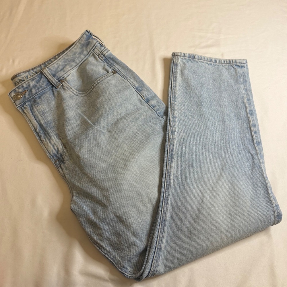 American Eagle Strigid Mom Jeans Light Wash Blue Denim Size 14 Short High Rise